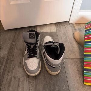 Jordan 1 Mid Light Smoke Grey